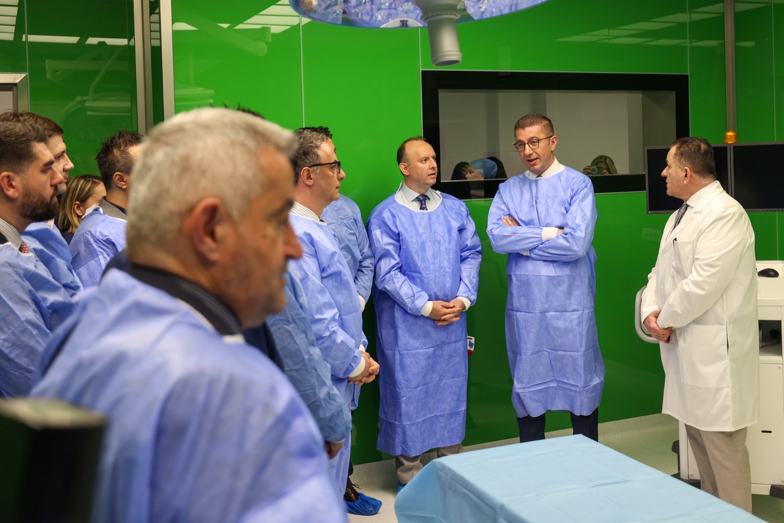 Qeveria fotografohet, pacientët presin: sallat operative ende të mbyllura